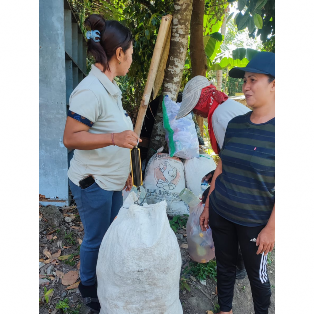 Kegiatan Pengumpulan dan Penimbangan sampah plastik oleh PKK di Desa Mambal